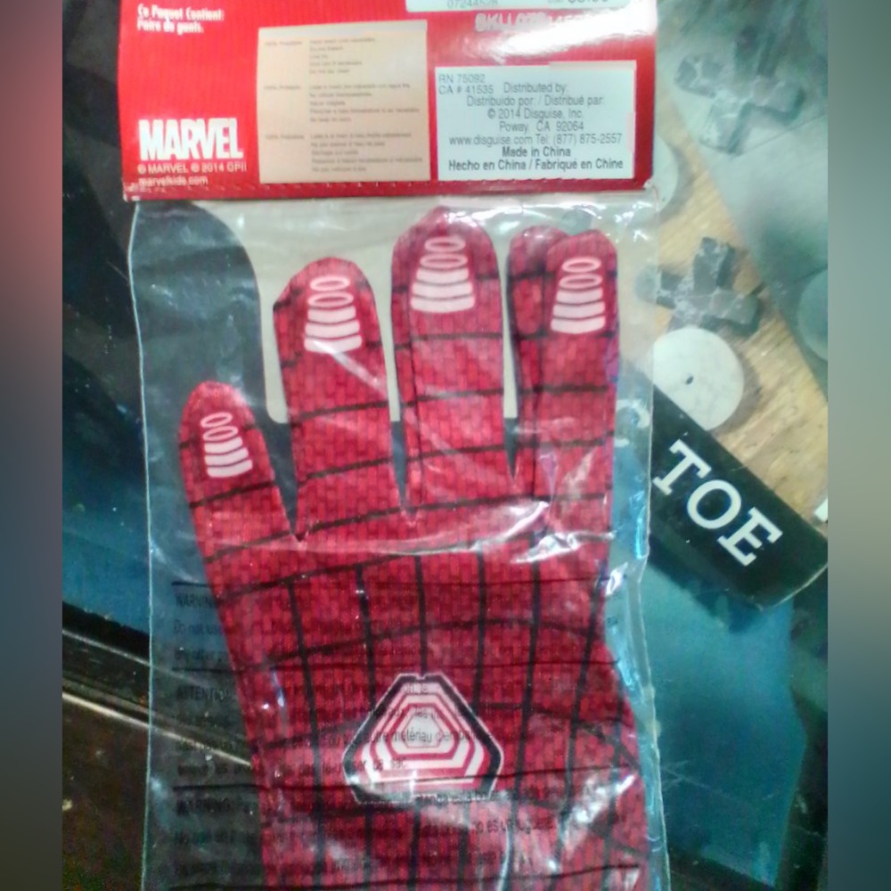 Marvel Red Web Pattern Gloves - Picture 2 of 2